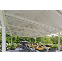 Überdachter Gartensitzplatz mit Grill und Esstisch im Freien.