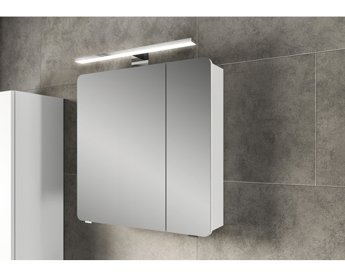 Spiegelschrank mit Beleuchtung im Badezimmer