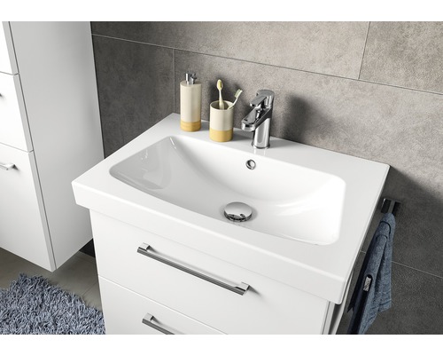 Waschtischunterschrank mit Waschbecken, Armatur, Seifenspender und Zahnputzbecher im Badezimmer