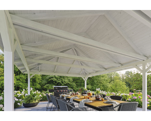 Überdachter Gartensitzplatz mit Tisch, Stühlen und Grill