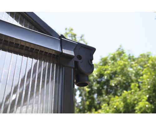 Detailansicht einer Gewächshausdachrinne mit Fallrohr