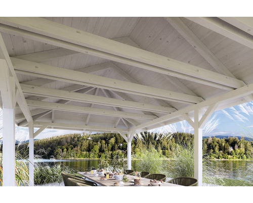 Holzpavillon mit Seeblick und gedecktem Tisch