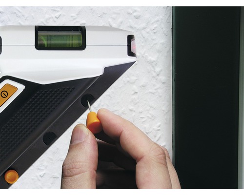 Eine Wasserwaage wird mit einem Schraubendreher eingestellt, um eine genaue Nivellierung zu gewährleisten.