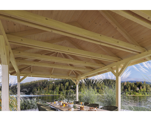 Holzpavillon mit Holzdachkonstruktion und Blick auf einen See