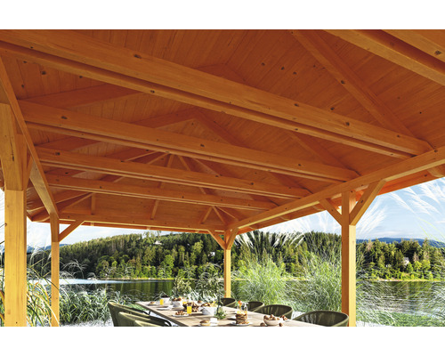 Detailansicht eines Holzpavillons mit Tisch und Stühlen