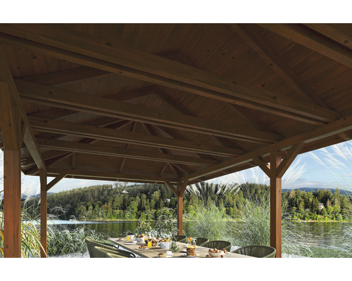 Holz Pavillon mit gedecktem Tisch und Seeblick