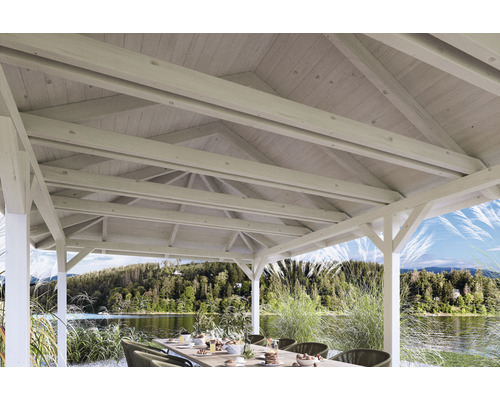 Innenansicht eines Gartenpavillons mit Holzdach und Esstisch