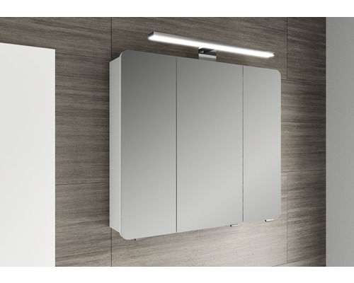 Spiegelschrank mit Beleuchtung im Badezimmer