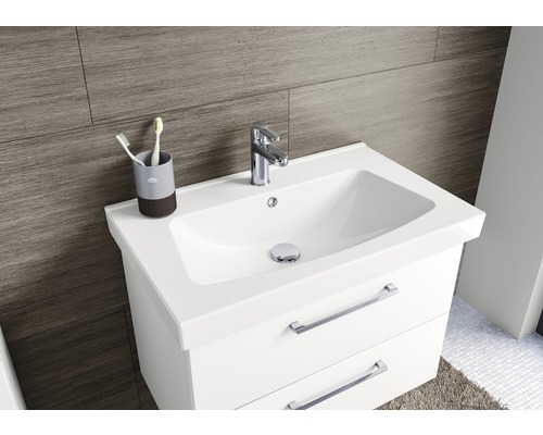 Weißer Waschtischunterschrank mit Waschbecken, Armatur und Zahnputzbecher