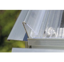 Detailansicht eines transparenten Dachprofils aus Kunststoff und Metall