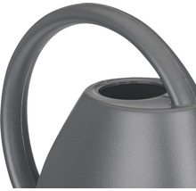 Detail einer grauen Gießkanne mit Griff