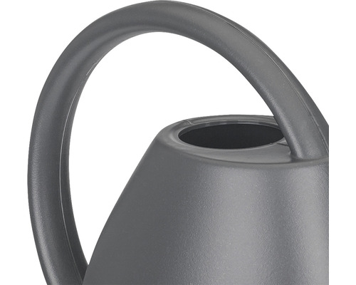 Detail einer grauen Gießkanne mit Griff