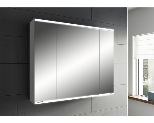 Beleuchteter Spiegelschrank mit drei Türen im Badezimmer