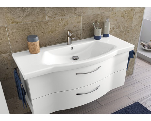 Waschtischunterschrank mit Waschbecken, Armatur und Accessoires im Badezimmer.