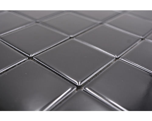 Detailaufnahme von schwarzen Mosaikfliesen in quadratischer Form