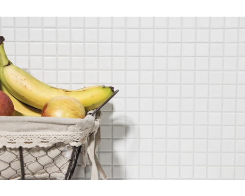 Weiße Mosaikfliesen mit Früchtekorb