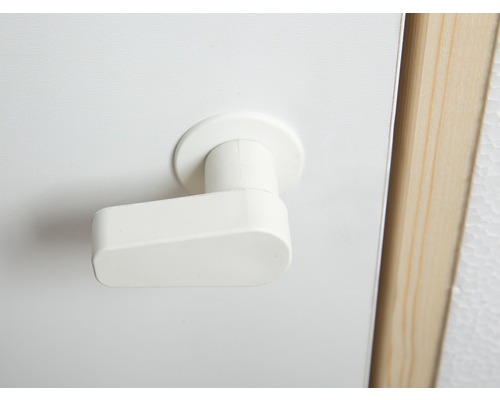 Weißer Fenstergriff an einem Fenster