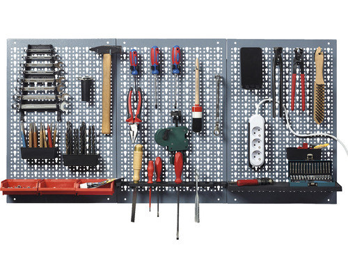 Werkzeugwand mit Hammer, Schraubenschlüsseln, Schraubendrehern, Zangen, Verlängerungskabel und weiterem Werkzeug