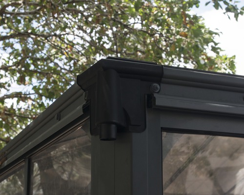 Detailansicht einer Pavillon-Ecke mit Regenrinne