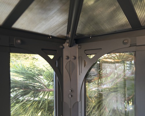 Detailansicht einer Gartenlaube mit Metallelementen und transparentem Dach