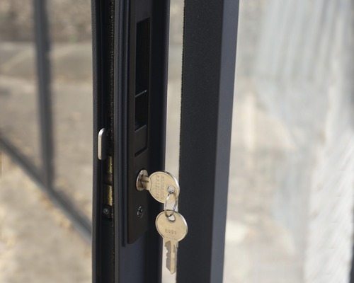 Nahaufnahme eines Türschlosses mit Schlüssel