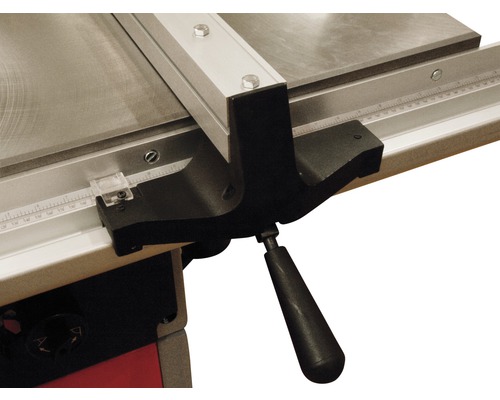 Detailansicht einer Tischkreissäge mit Parallelanschlag und Skala zur präzisen Einstellung