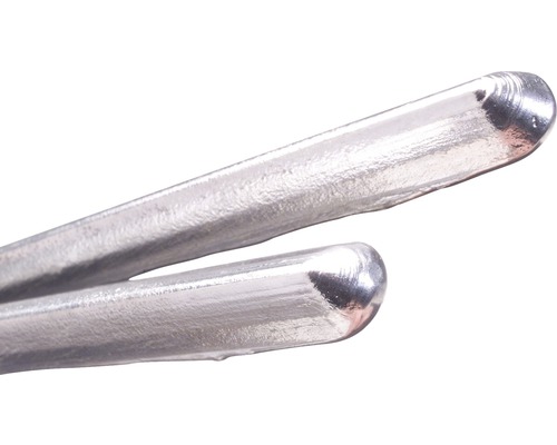 Nahaufnahme von zwei Lötdrähten