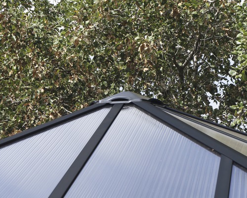 Detailansicht des Daches eines Gewächshauses mit lichtdurchlässigen Platten und Metallrahmen