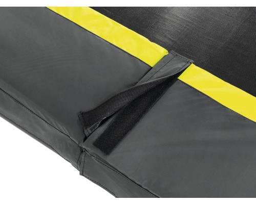 Detail einer Trampolin-Abdeckung mit Klettverschluss