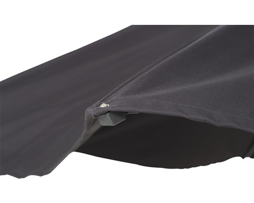 Detailansicht eines Sonnenschirms mit Stoffbespannung und Strebe