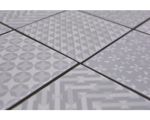 Nahaufnahme von Bodenfliesen mit geometrischen Mustern