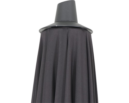 Detailansicht eines Sonnenschirms mit Stoffbespannung