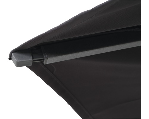 Detailansicht einer Markise mit Markisenstoff und Trägerkonstruktion