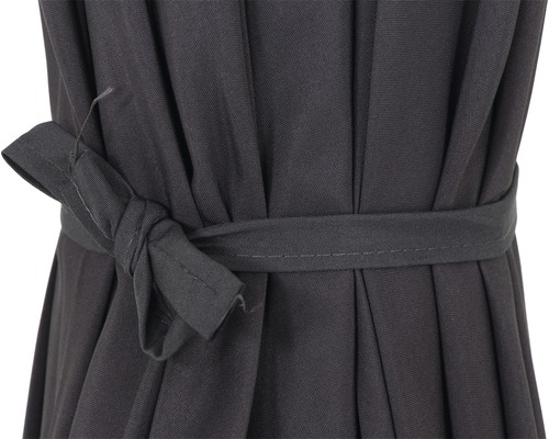 Zusammengebundener Sonnenschirmbezug aus Stoff