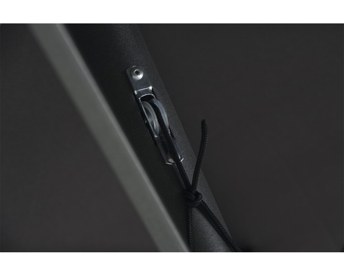 Detailansicht des Seilzugs eines Sonnenschirms