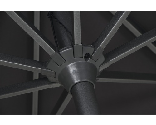 Detailansicht des Gestells eines Sonnenschirms mit Streben