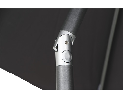 Detailansicht eines Sonnenschirms mit silberfarbenem Gestänge und schwarzem Schirmdach.