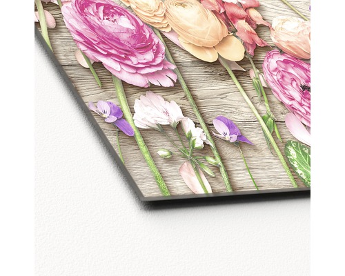 Dekorative Platte mit Blumenmotiv auf Holzuntergrund