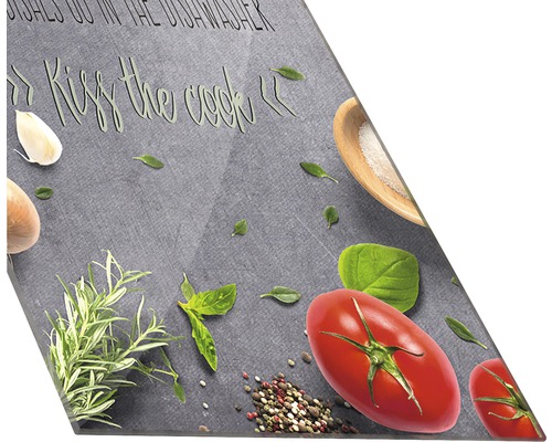 Dekorative Küchenplatte mit Tomaten, Kräutern und Gewürzen