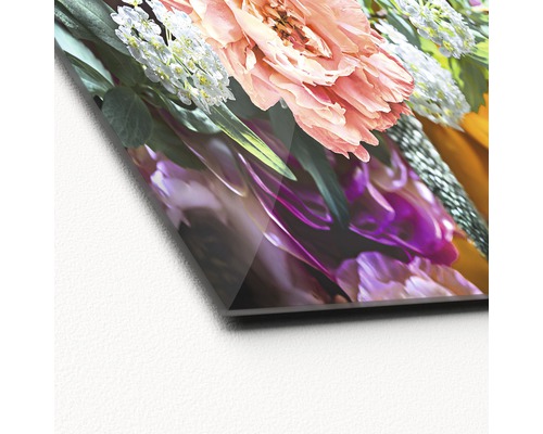 Nahaufnahme einer Glasplatte mit Blumenmotiv