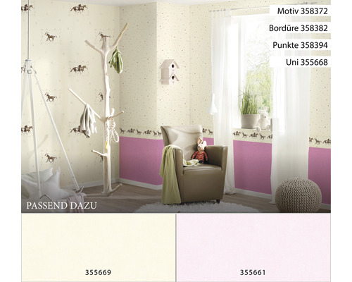 Gestalteter Raum mit Tapete mit Pferdemotiv, Bordüre, Punktmuster und einfarbiger Fläche