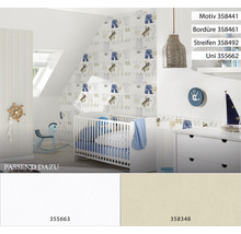 Kinderzimmer mit Babybett, Kommode und Tapete mit Tiermotiven