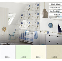 Babyzimmer mit Kinderbett, Wickelkommode und Tapete mit Tiermotiven
