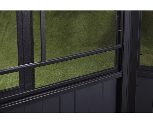 Detailansicht eines Pavillons mit Fenster und Insektenschutzgitter