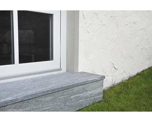 Fensterbank aus Granit mit weißem Fensterrahmen