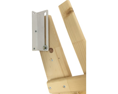 Detailansicht einer Holzkonstruktion mit einem Metallwinkel für die Befestigung.