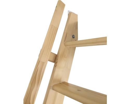 Detailansicht eines Holzhochstuhls mit verstellbaren Fußstützen