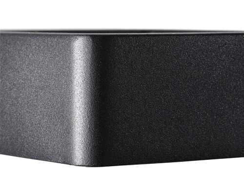 Detailaufnahme einer schwarzen Kunststoffbox