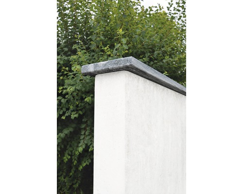 Eine Mauer mit einer Abdeckung aus Naturstein