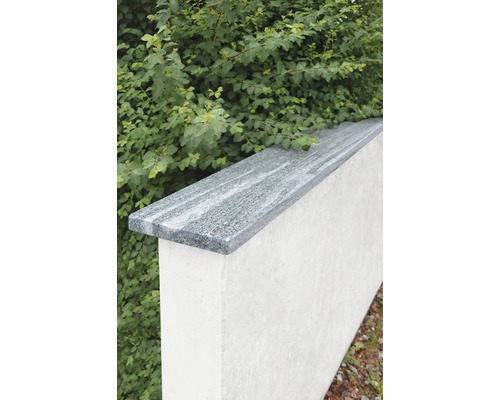 Betonzaunpfeiler mit Abdeckung aus Granit